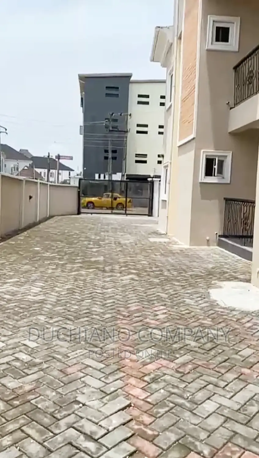 16bdrm Block of Flats in Agungi for sale in Agungi