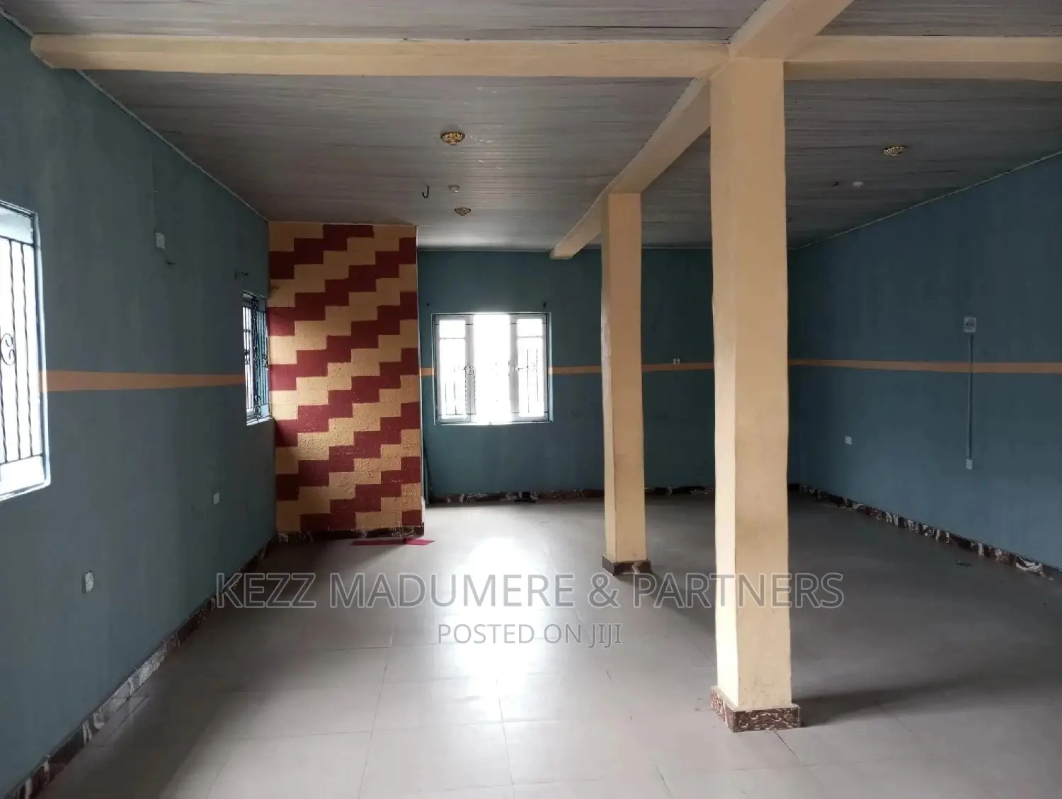 To Let : A Upstairs Sizeable Hall With Toilet in Port-Harcourt
