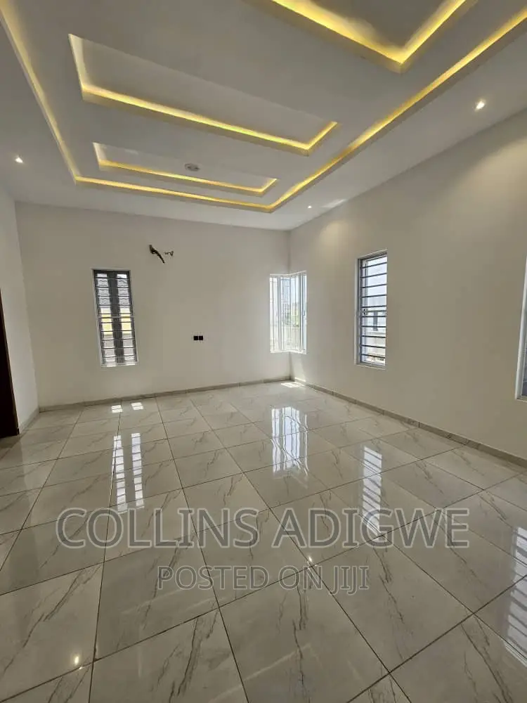 5bdrm Duplex in Agungi for sale in Agungi