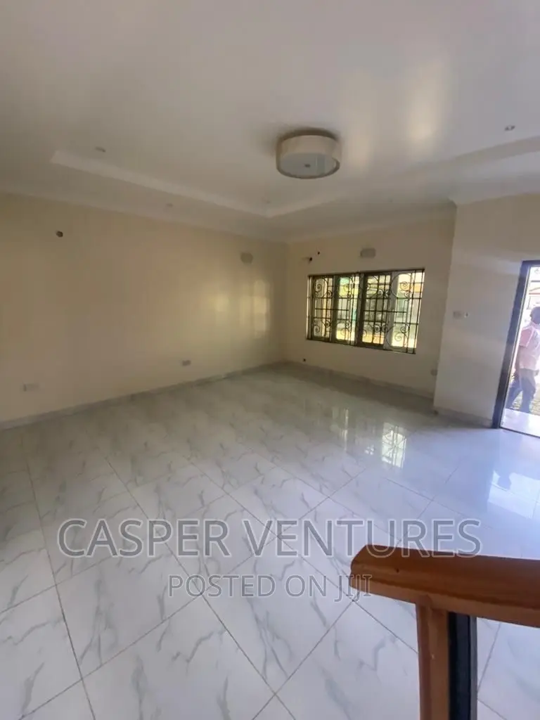 5bdrm Duplex in Chevron for rent in Chevron