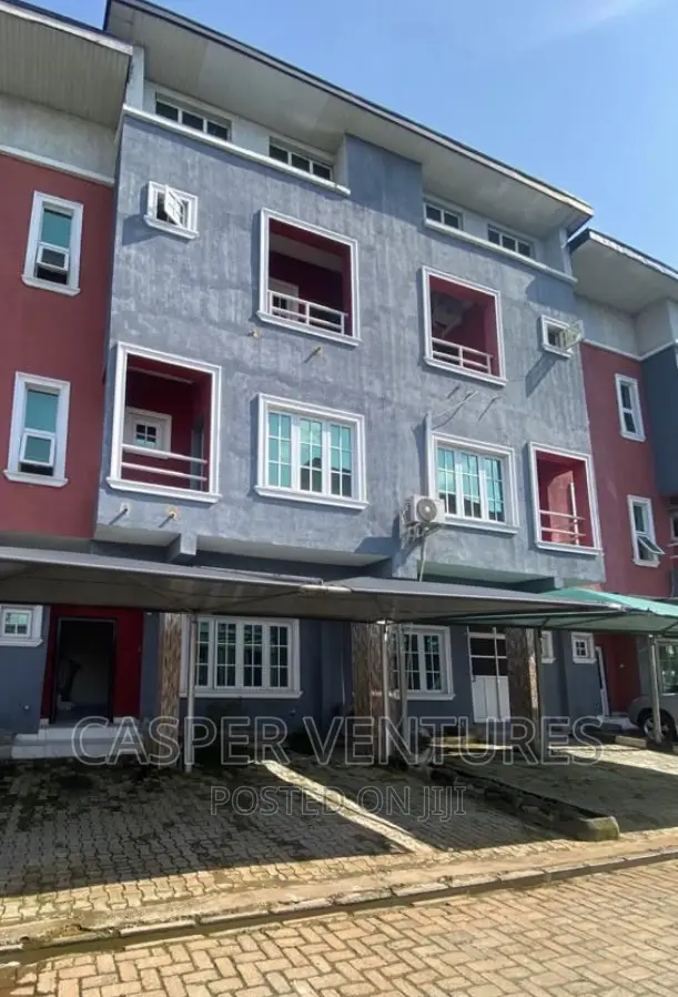 5bdrm Duplex in Chevron for rent in Chevron