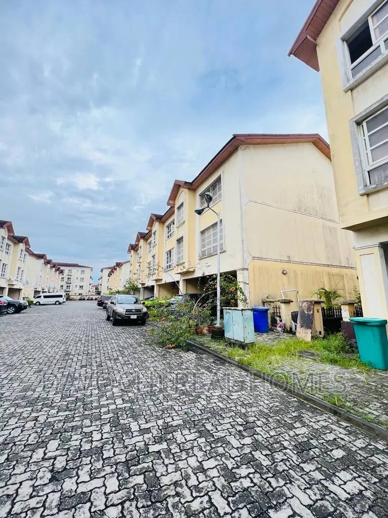 5bdrm Duplex in Chevron, Lekki for rent in Lekki