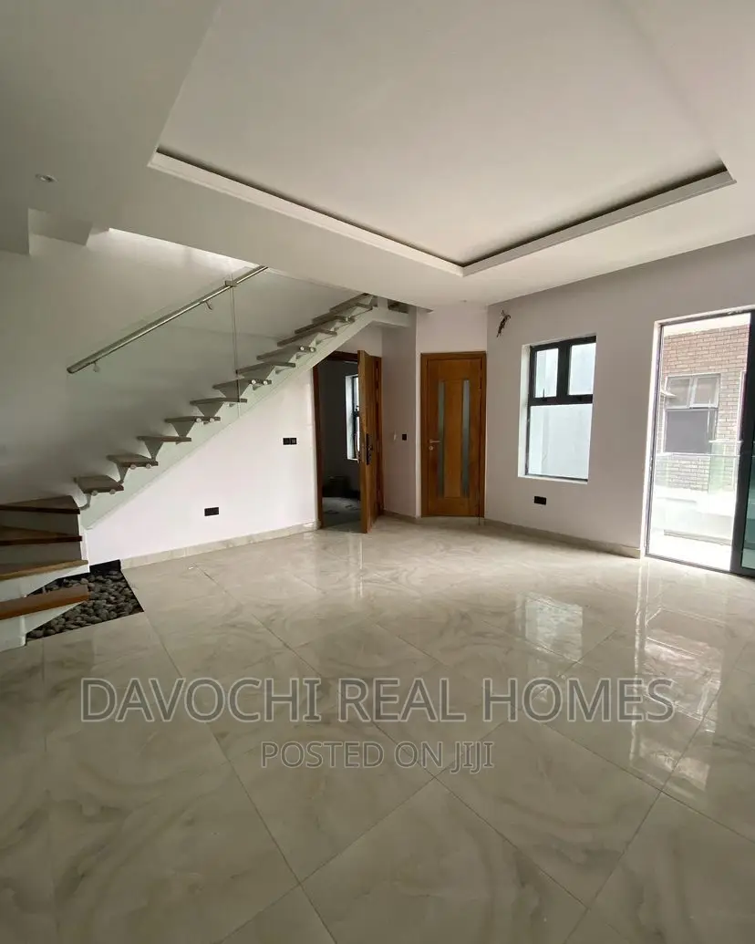 2bdrm Maisonette in Lekki Phase One for rent in Lekki