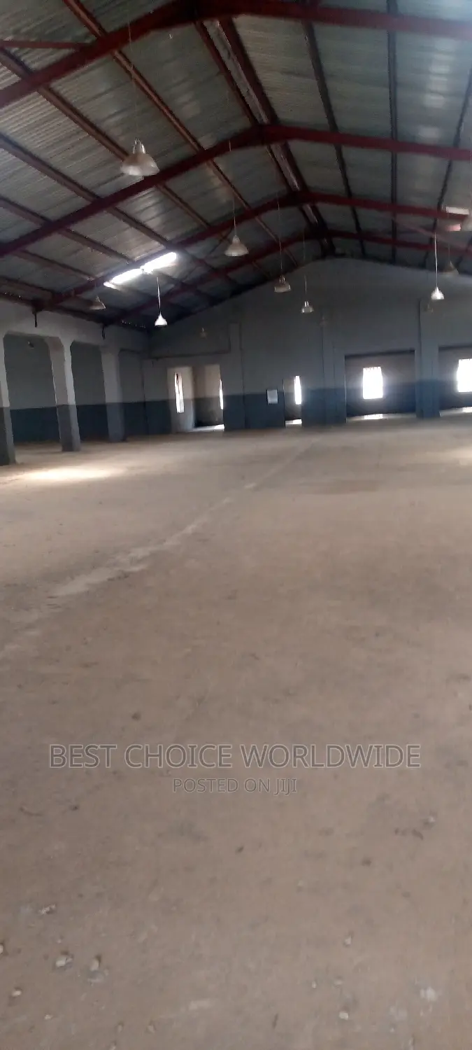 1200sqm Warehouse Close to Dugbe in Dugbe (Onireke)