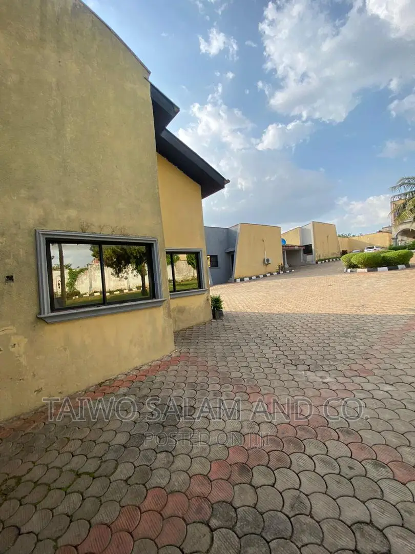 7bdrm Duplex in Jericho for sale in Jericho