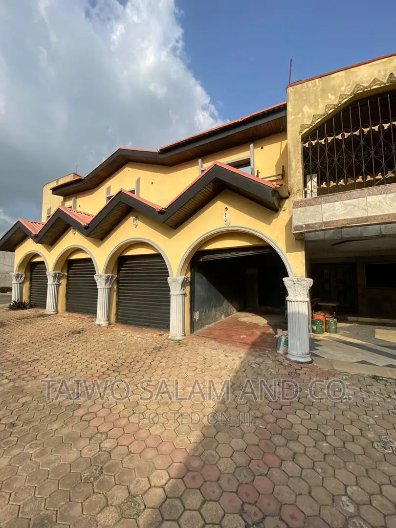 7bdrm Duplex in Jericho for sale in Jericho