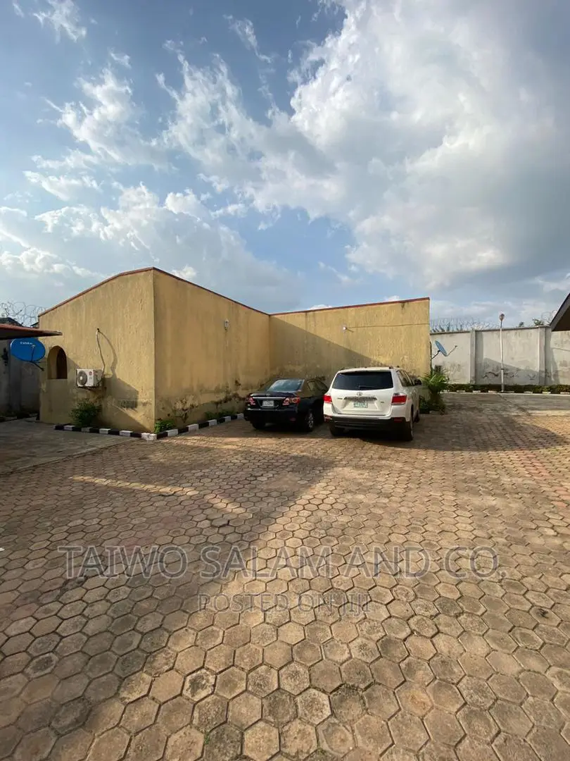 7bdrm Duplex in Jericho for sale in Jericho