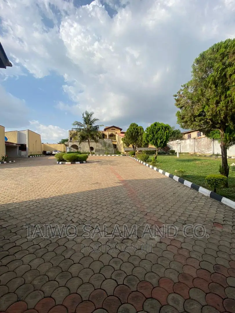 7bdrm Duplex in Jericho for sale in Jericho