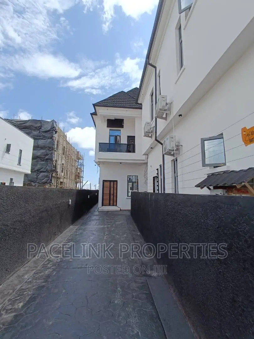 4bdrm Duplex in Ilaje / Lekki for sale in Ilaje / Lekki