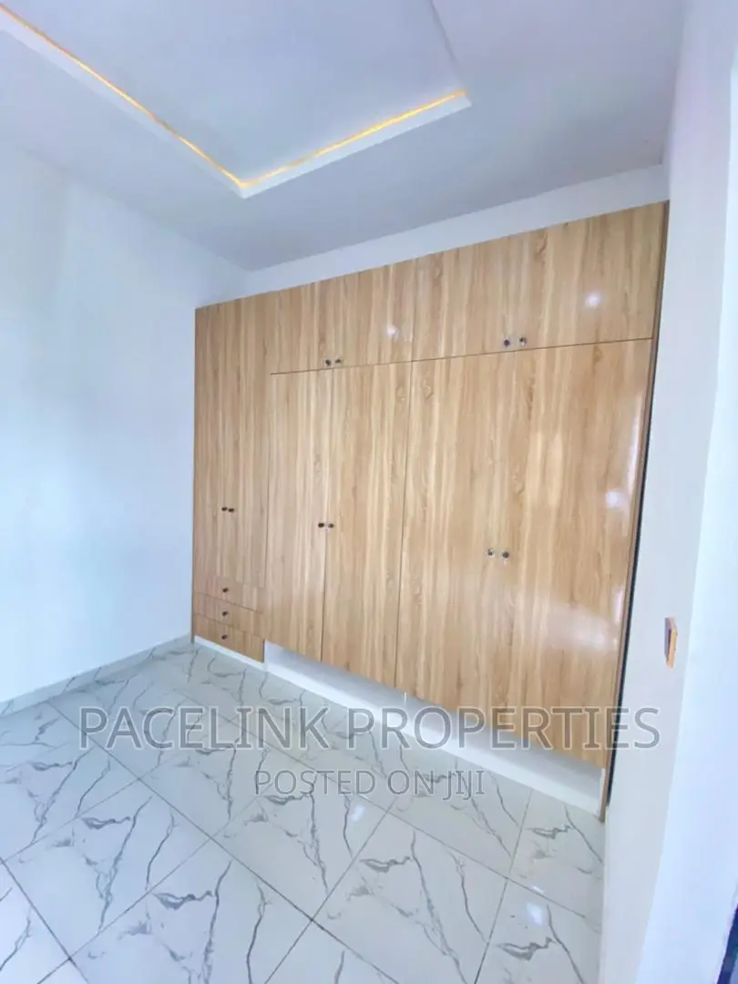 5bdrm Mansion in Chevron for sale in Chevron