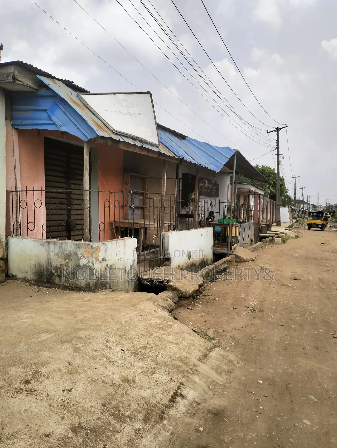 3bdrm Block of Flats in Governor Road Ikotun, Iseri Olofin for sale in Iseri Olofin