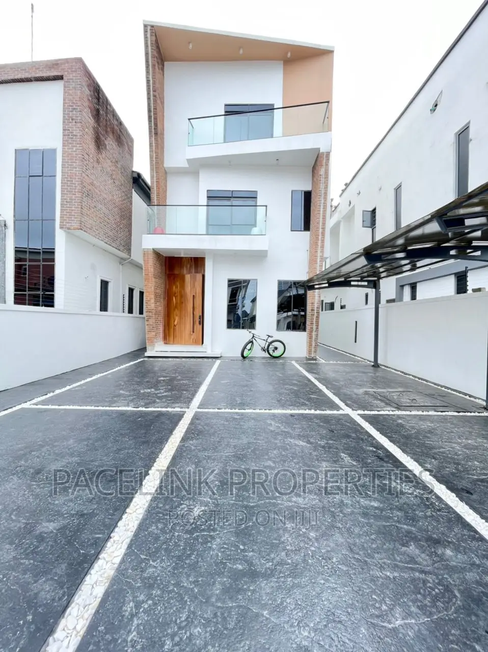 Furnished 5bdrm Mansion in Chevron for sale in Chevron