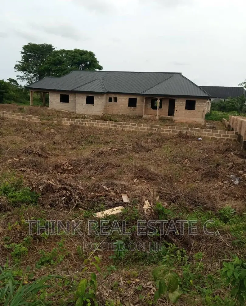 100/100 at Arougba,Airport Rd With a 4bdrm Bungalow on It in Benin City