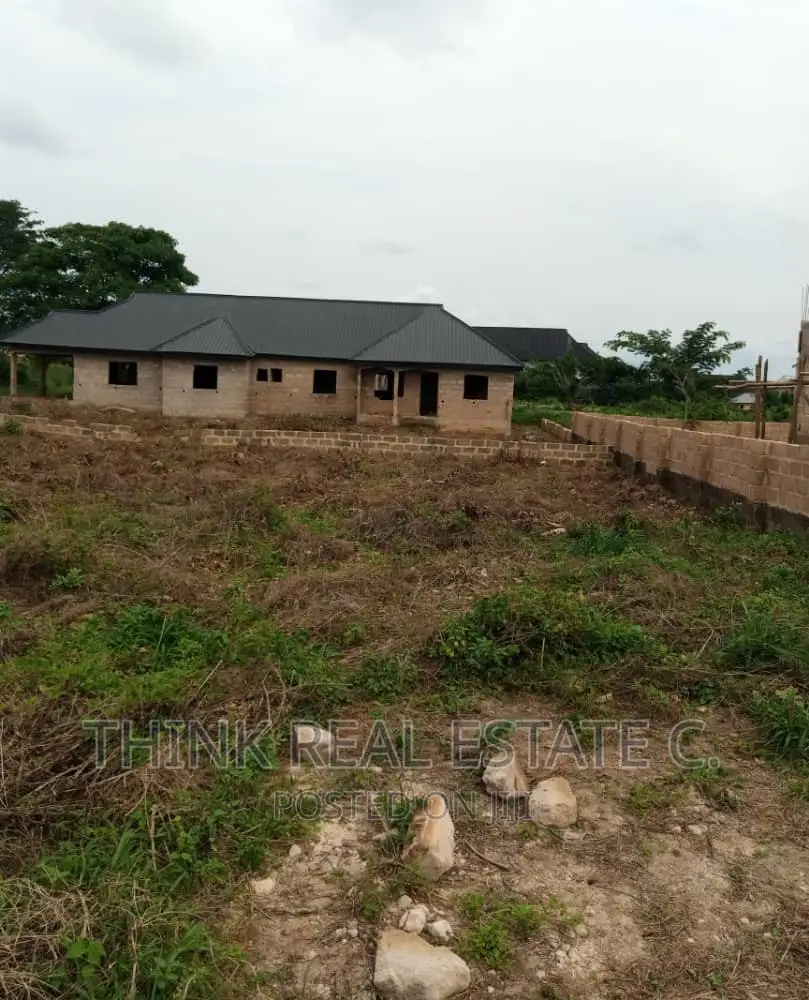 100/100 at Arougba,Airport Rd With a 4bdrm Bungalow on It in Benin City