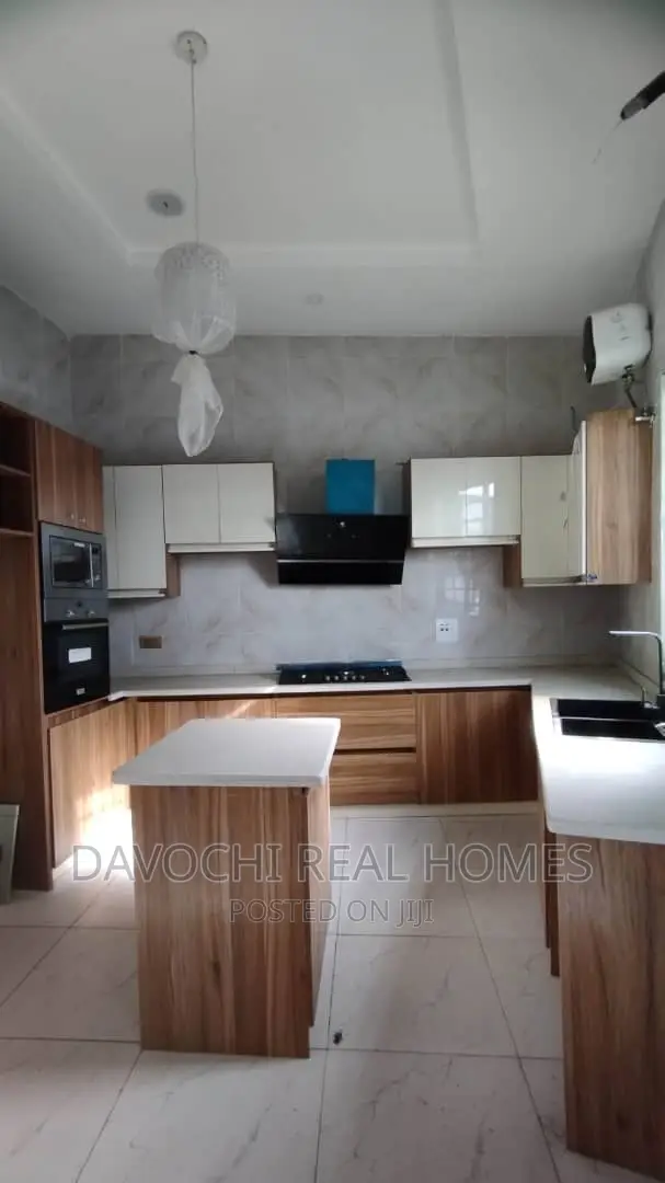 5bdrm Duplex in Chevron, Lekki for sale in Lekki