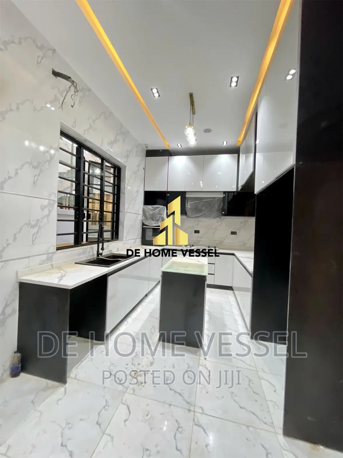 5bdrm Duplex in Chevron for sale in Chevron