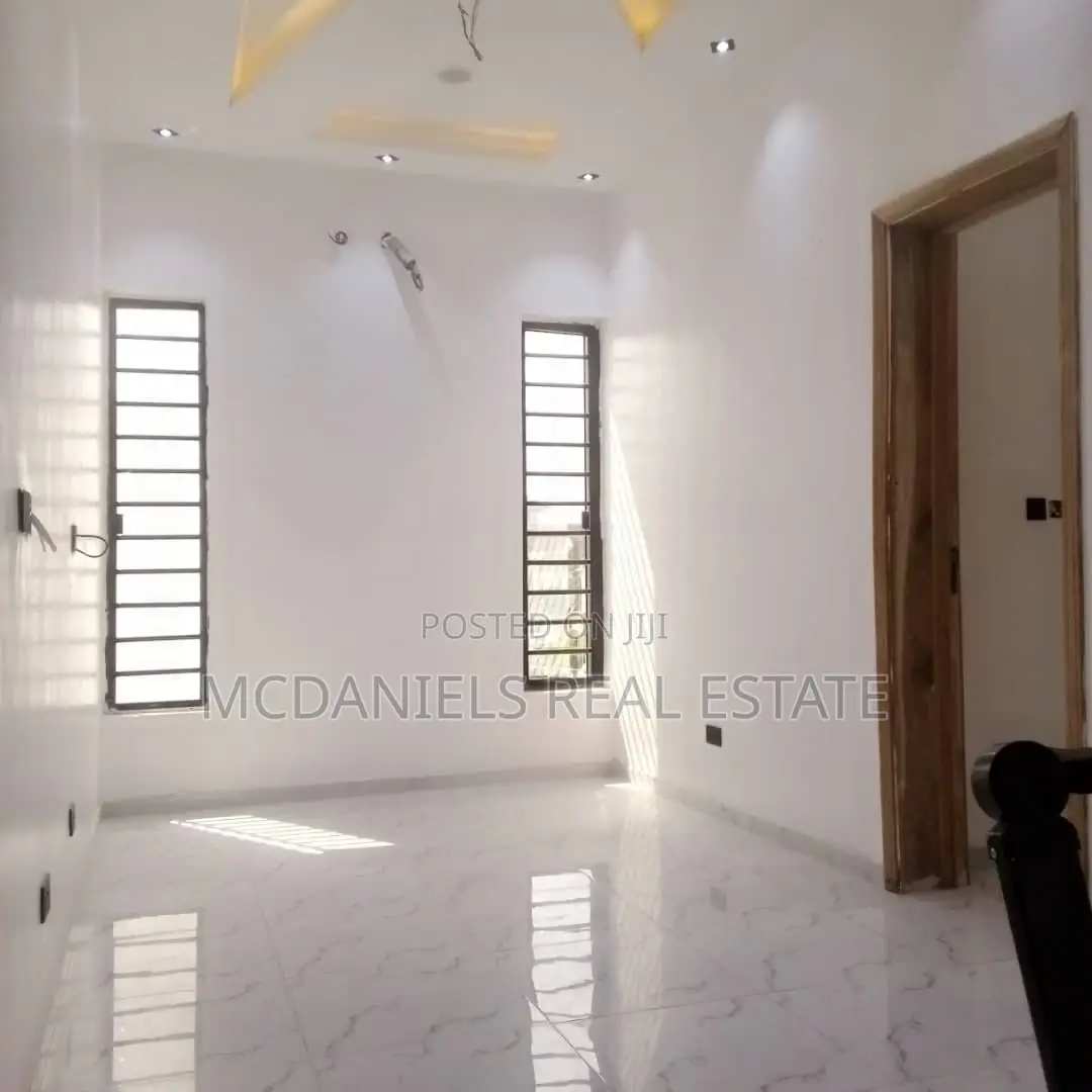 5bdrm Duplex in Chevron for sale in Chevron