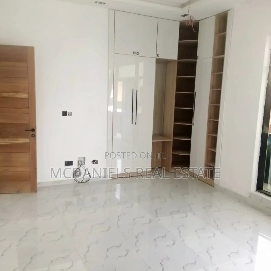 5bdrm Duplex in Chevron for sale in Chevron