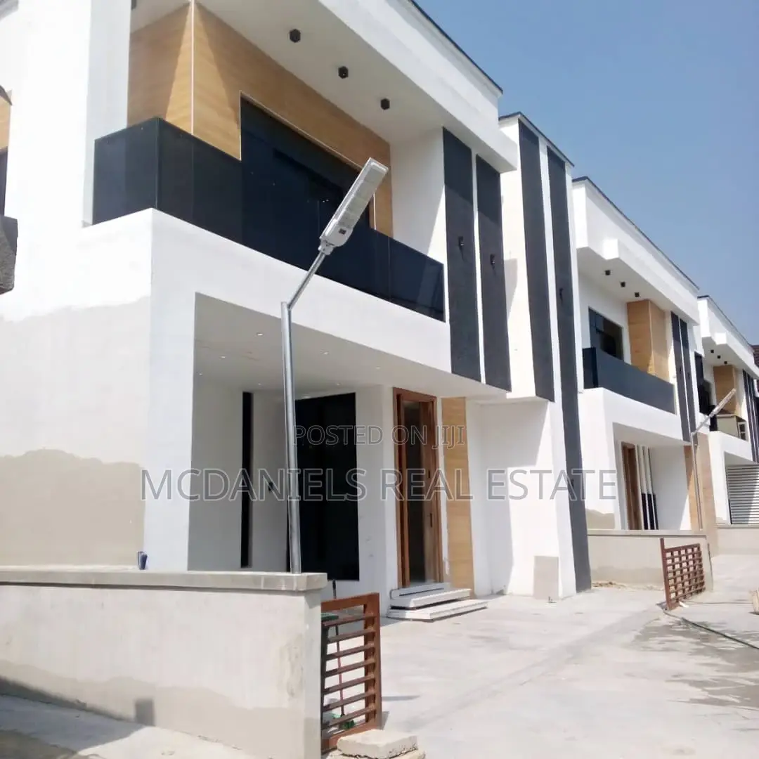 5bdrm Duplex in Chevron for sale in Chevron