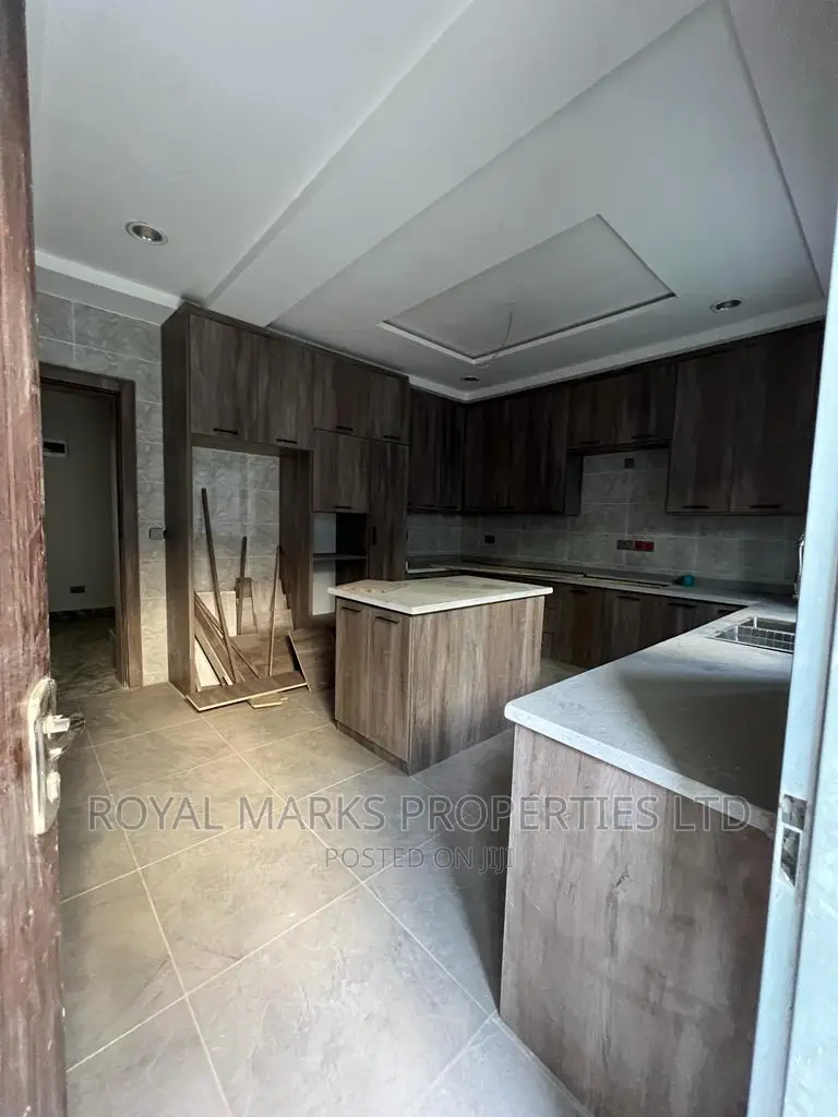 5bdrm Townhouse/Terrace in Guzape for sale in Guzape District