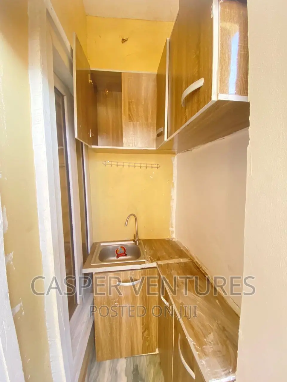 1bdrm Room & Parlour in Chevron for rent in Chevron