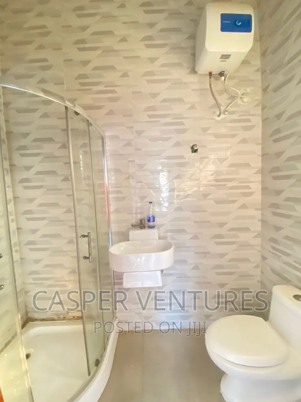 1bdrm Room & Parlour in Chevron for rent in Chevron