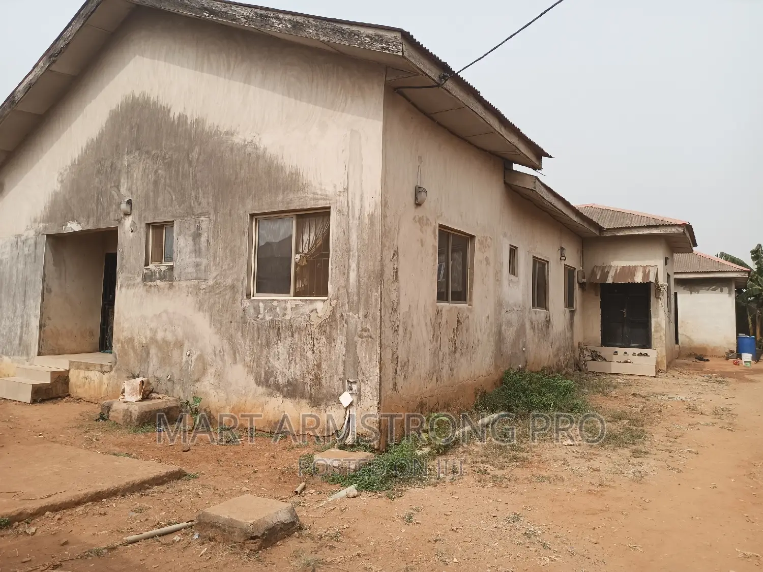 7bdrm Block of Flats in Erunwe Est Off for sale in Ikorodu