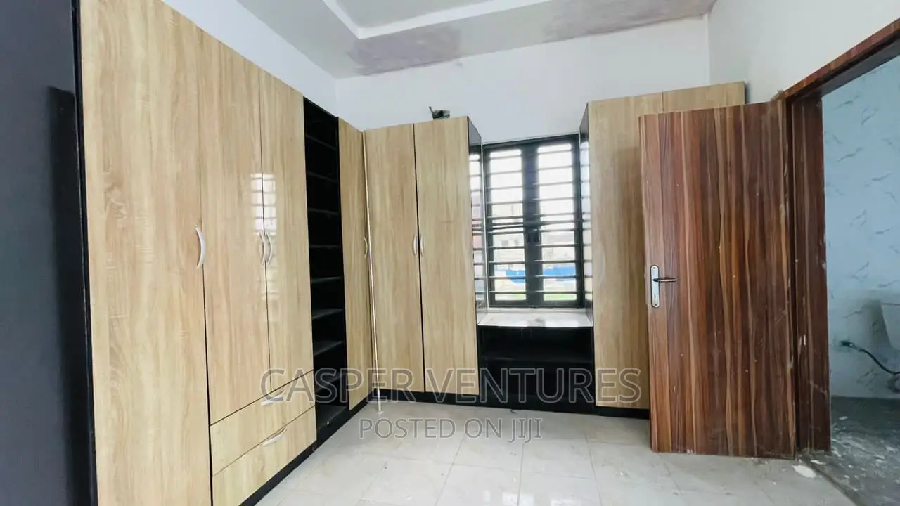 4bdrm Duplex in Ologolo for sale in Ologolo
