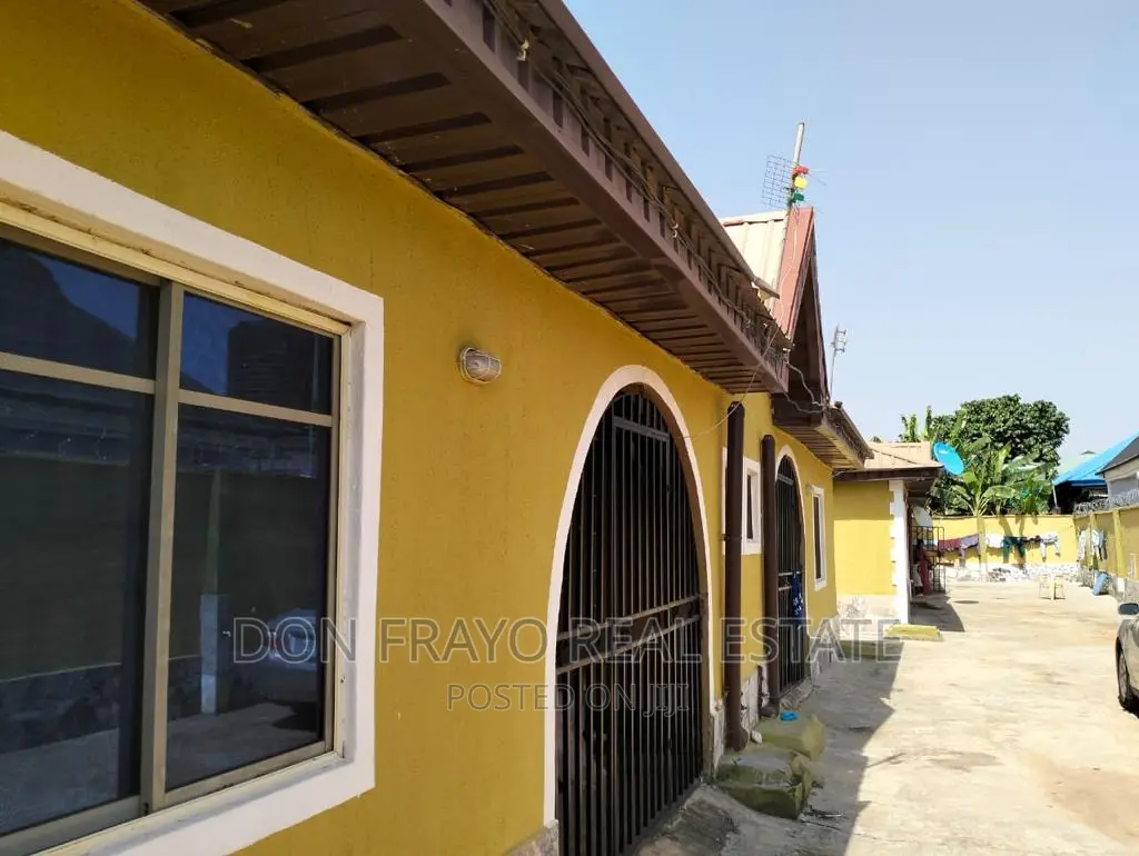 8bdrm Block of Flats in Ishefun, Ayobo for sale in Ayobo