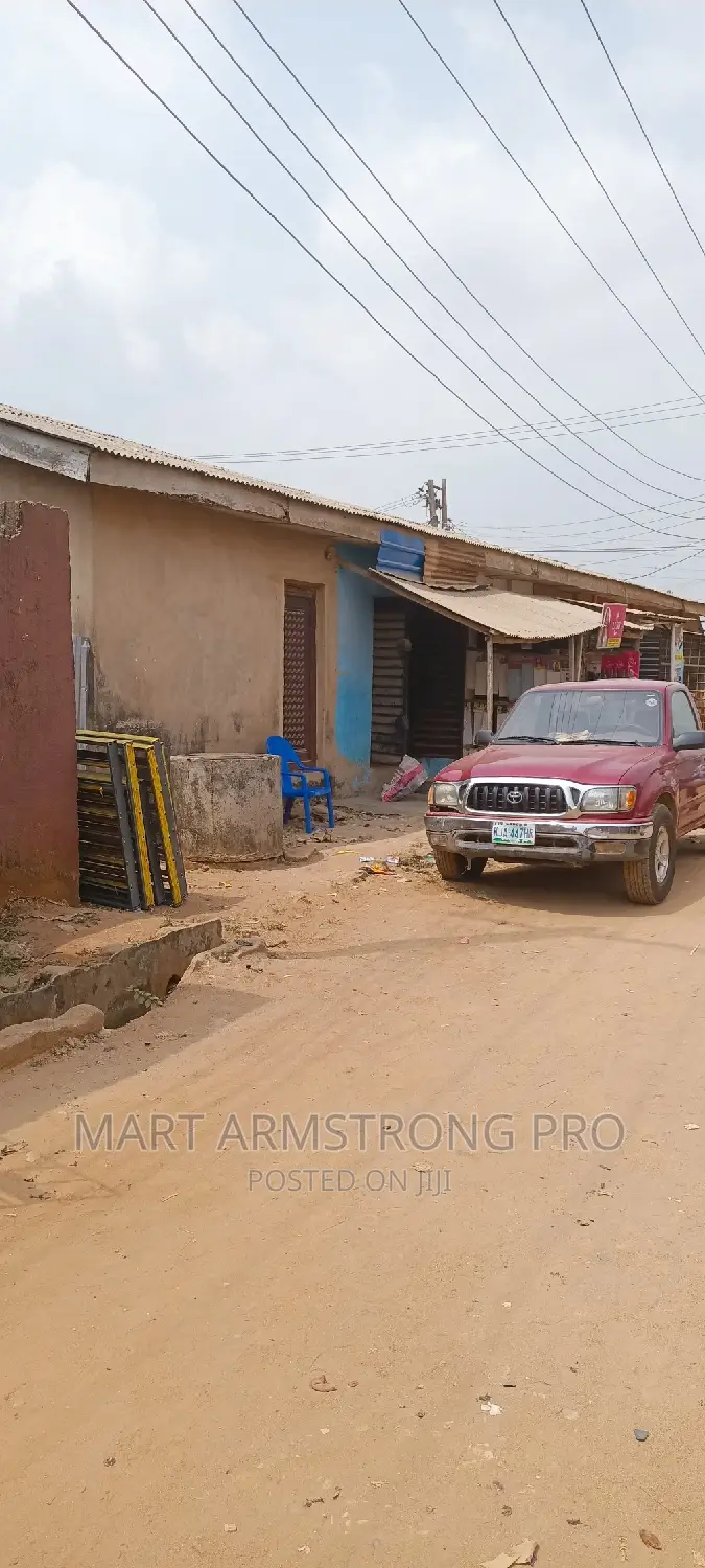 5bdrm Bungalow in Olainukan, Ikorodu for sale in Ikorodu