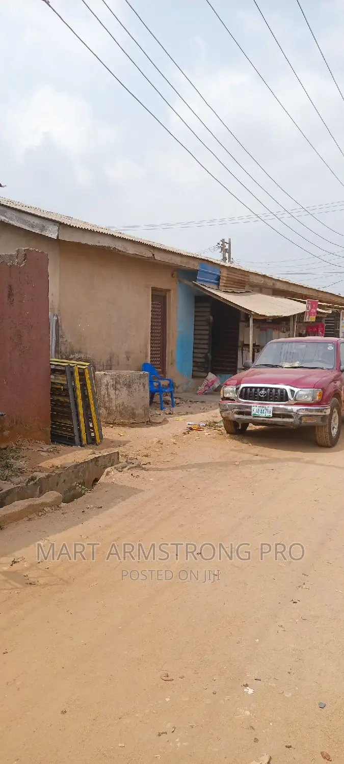 5bdrm Bungalow in Olainukan, Ikorodu for sale in Ikorodu
