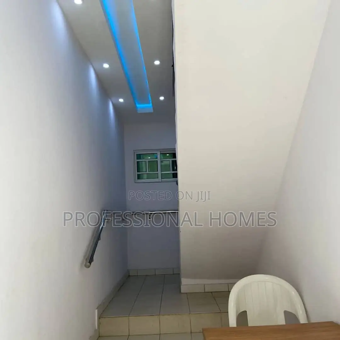 Stylish 3 Bedroom Shortlet Apartment 10mins to Airport Ajao Estate in Ajao Estate