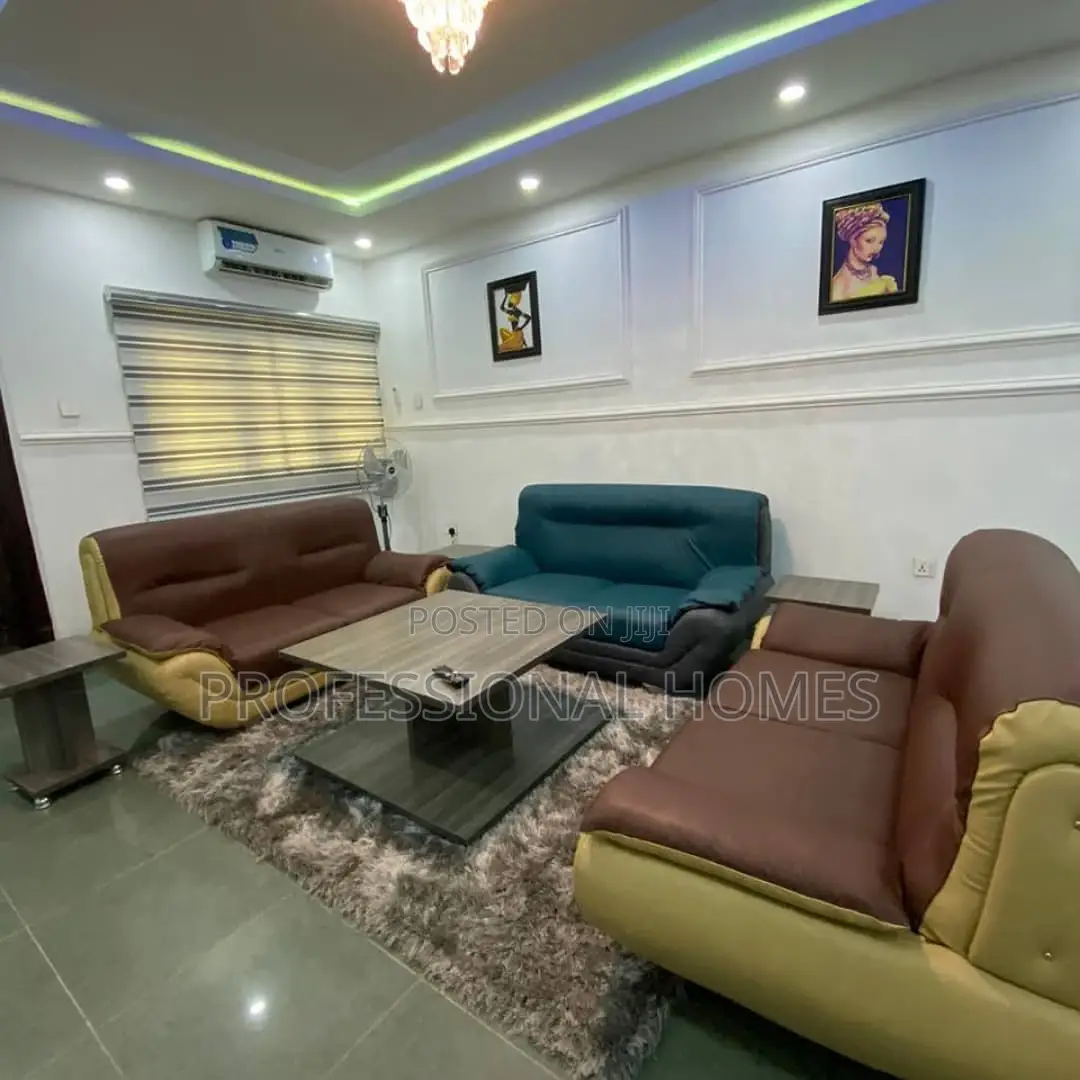 Stylish 3 Bedroom Shortlet Apartment 10mins to Airport Ajao Estate in Ajao Estate