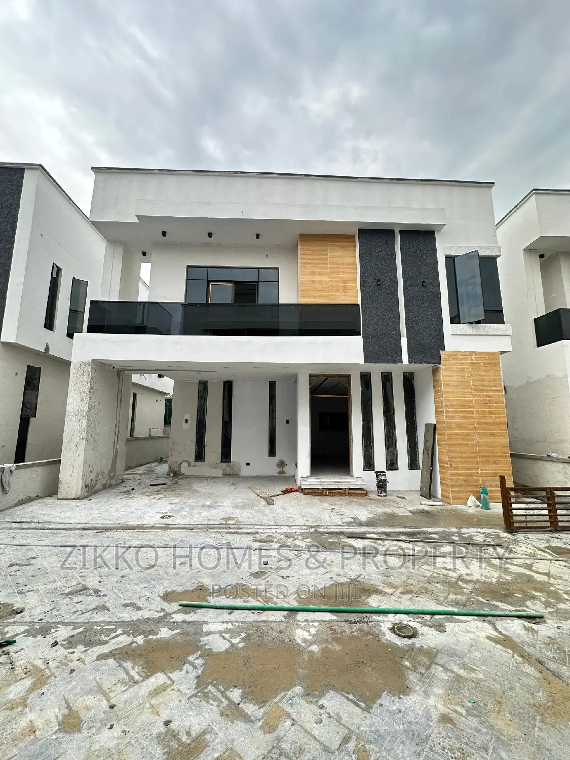 5bdrm Duplex in Chevron Drive for sale in Chevron