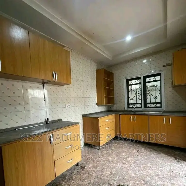 4bdrm Duplex in Off Sars Road, Port for sale in Port-Harcourt