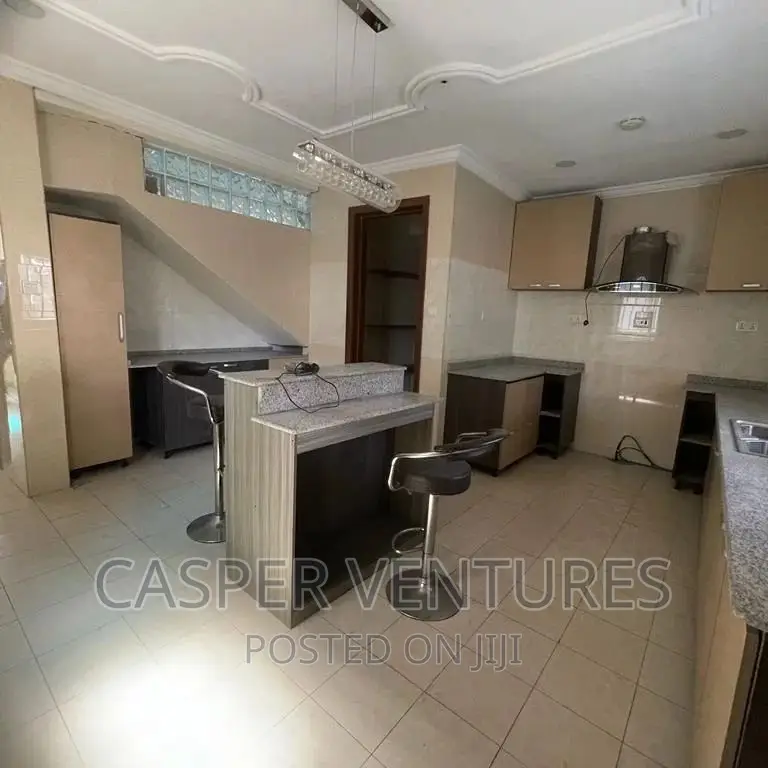 4bdrm Duplex in Chevron for rent in Chevron