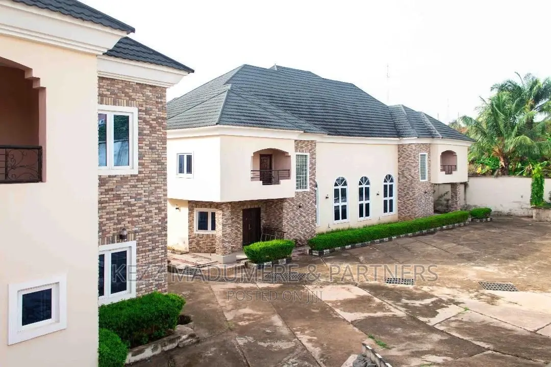 20bdrm Duplex in Gra , Enugu , Enugu for sale in Enugu