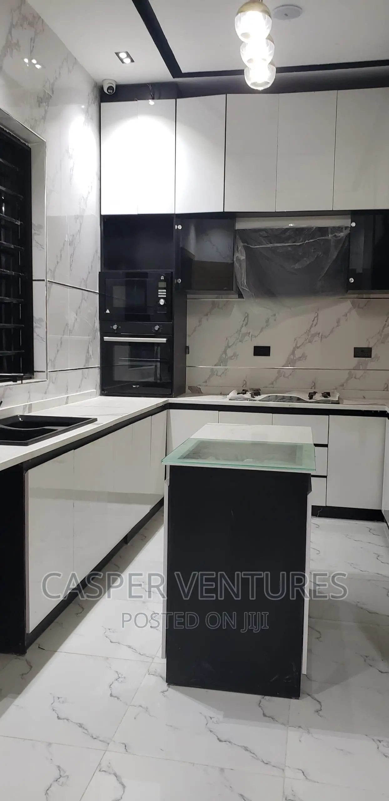 5bdrm Duplex in Chevron for sale in Chevron