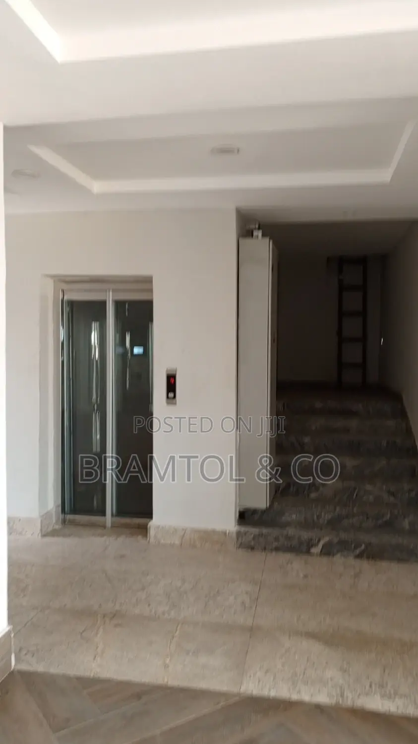 46sqm Office/Shop in a Serviced Plaza in Wuse 2 in Wuse 2