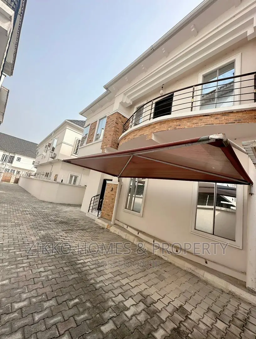 6bdrm Duplex in Orchid Road, Chevron for sale in Chevron
