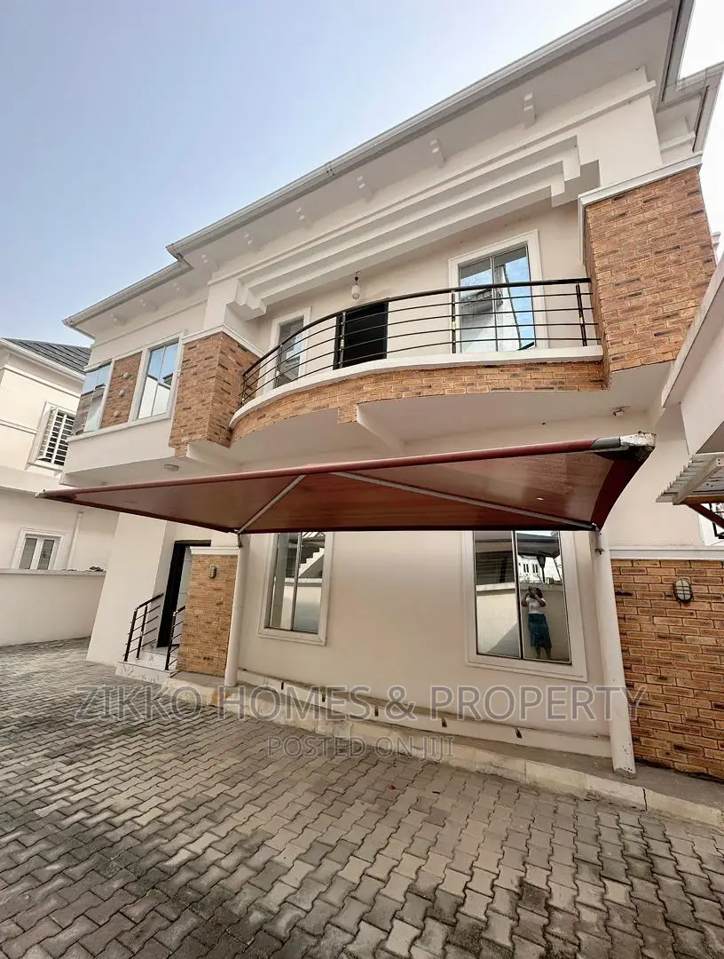 6bdrm Duplex in Orchid Road, Chevron for sale in Chevron