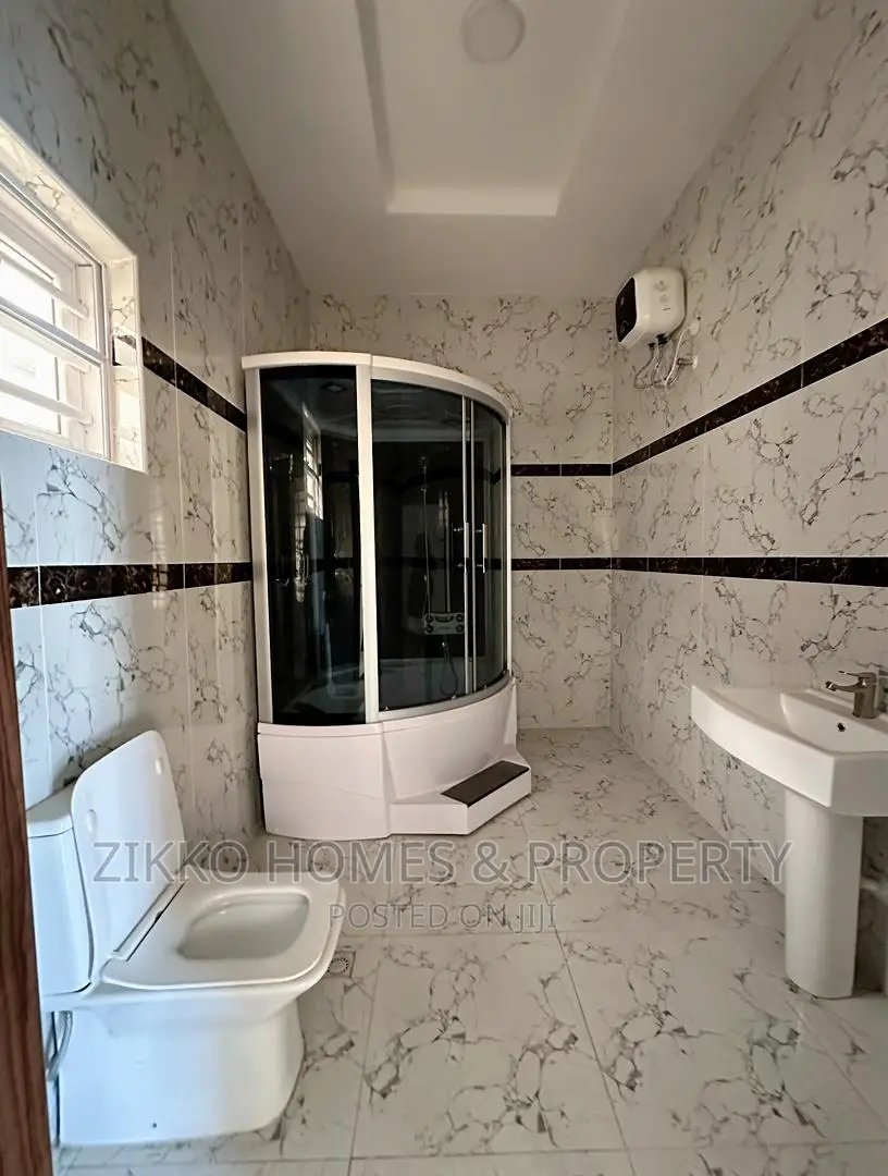 6bdrm Duplex in Orchid Road, Chevron for sale in Chevron