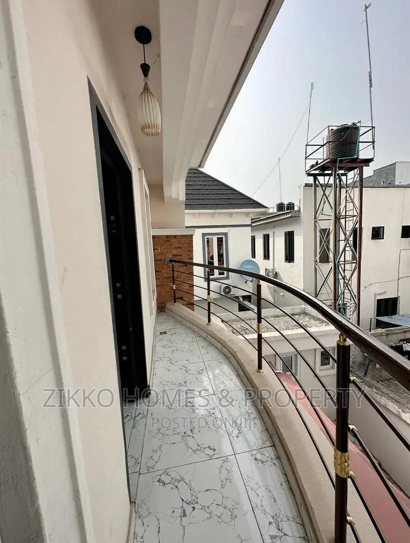 6bdrm Duplex in Orchid Road, Chevron for sale in Chevron