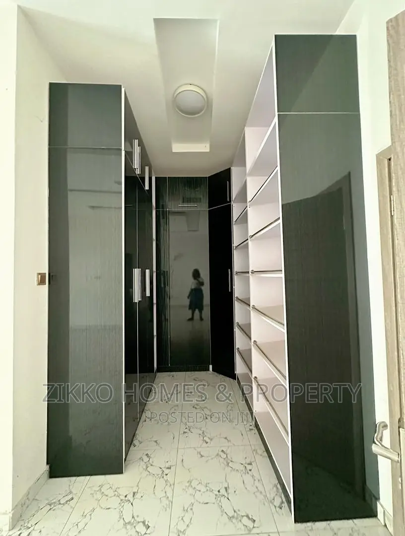 6bdrm Duplex in Orchid Road, Chevron for sale in Chevron