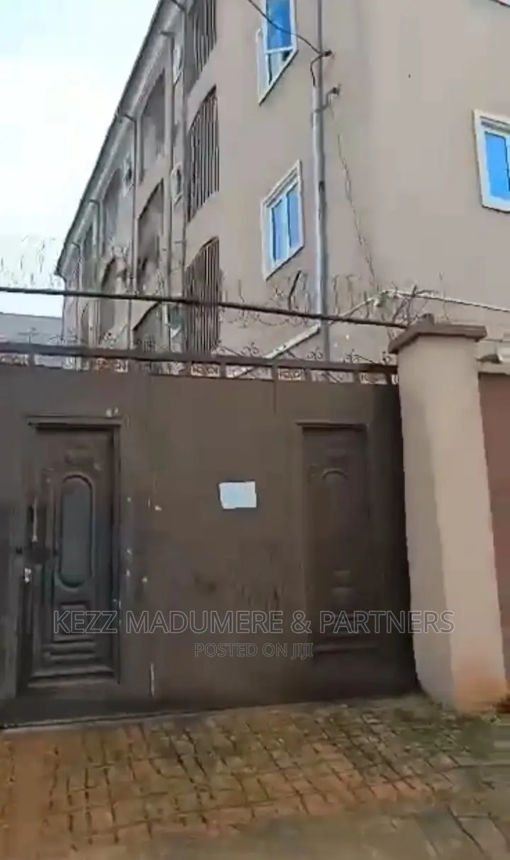 8bdrm Block of Flats in Amenyi, Awka, for sale in Awka