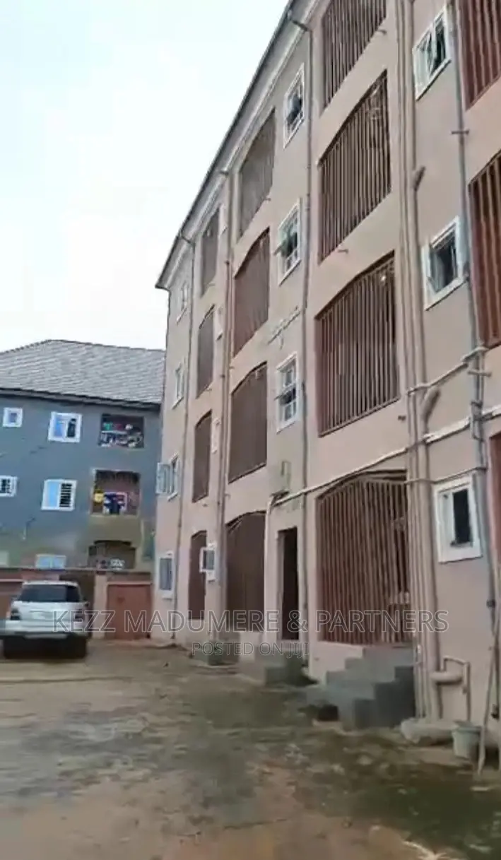 8bdrm Block of Flats in Amenyi, Awka, for sale in Awka