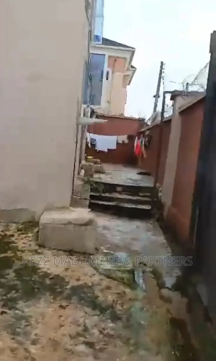 8bdrm Block of Flats in Amenyi, Awka, for sale in Awka