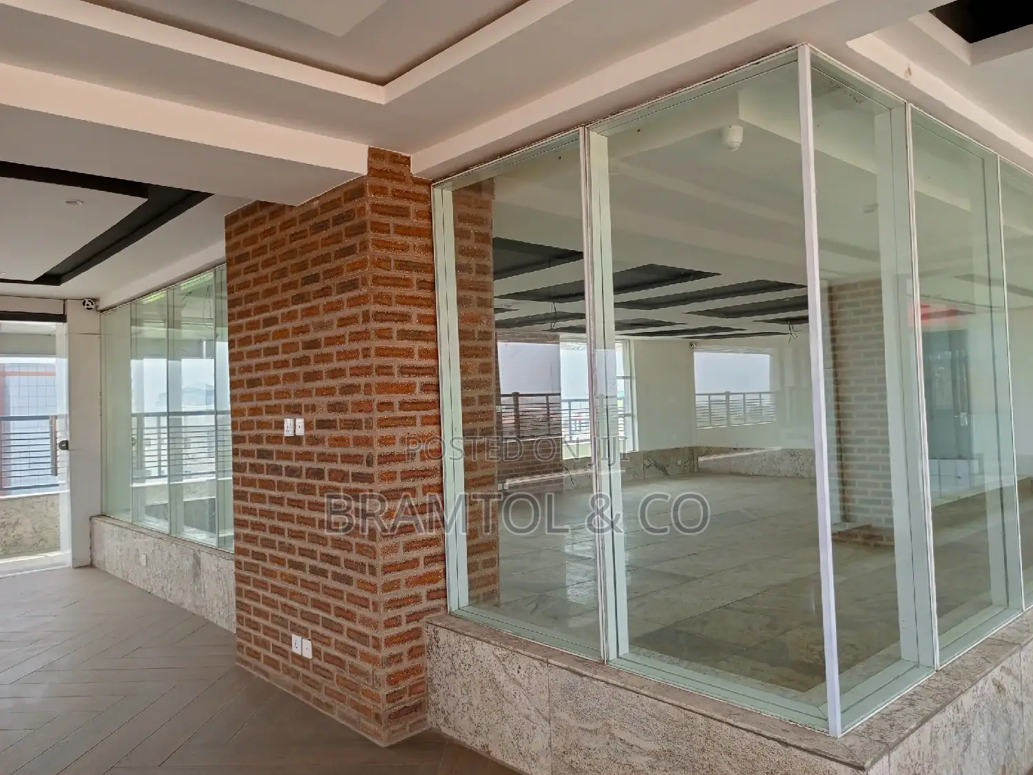 Corporate Office/Shop 100sqm in a Serviced Plaza in Wuse 2