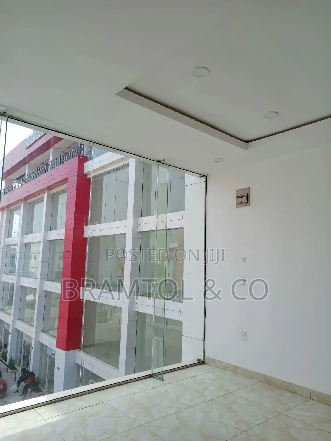 Corporate Office/Shop 100sqm in a Serviced Plaza in Wuse 2