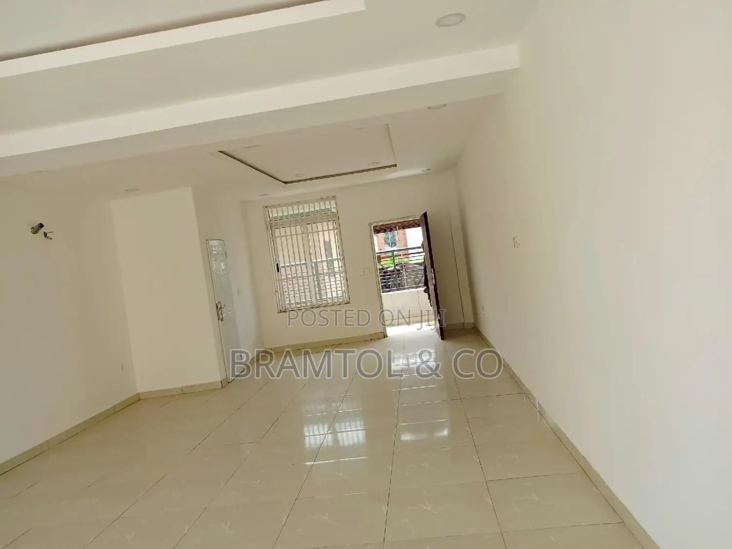 Corporate Office/Shop 100sqm in a Serviced Plaza in Wuse 2